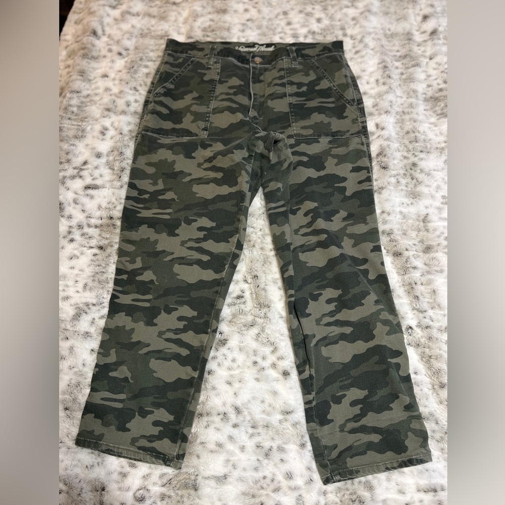 Universal Thread Camouflage Cropped Pants
